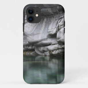 Gerundete Felsen-Klippe durch Verzasca Fluss Case-Mate iPhone Hülle