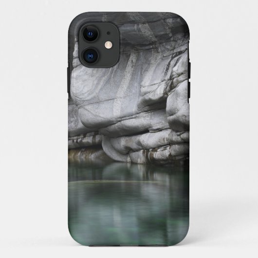 Gerundete Felsen-Klippe durch Verzasca Fluss Case-Mate iPhone Hülle (Rückseite)