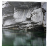 Gerundete Felsen-Klippe durch Verzasca Fluss Fliese (Vorderseite)