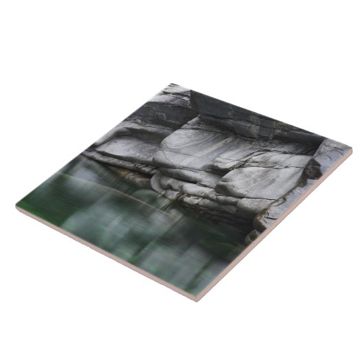 Gerundete Felsen-Klippe durch Verzasca Fluss Fliese (Seite)