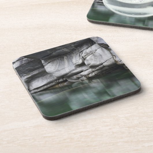 Gerundete Felsen-Klippe durch Verzasca Fluss Getränkeuntersetzer (Linke Seite)