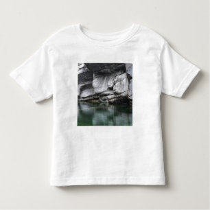 Gerundete Felsen-Klippe durch Verzasca Fluss Kleinkind T-shirt