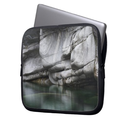 Gerundete Felsen-Klippe durch Verzasca Fluss Laptopschutzhülle (Vorderseite Links)