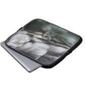 Gerundete Felsen-Klippe durch Verzasca Fluss Laptopschutzhülle (Vorne Knopf)