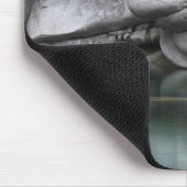 Gerundete Felsen-Klippe durch Verzasca Fluss Mousepad (Ecke)