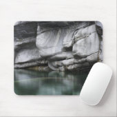 Gerundete Felsen-Klippe durch Verzasca Fluss Mousepad (Mit Mouse)