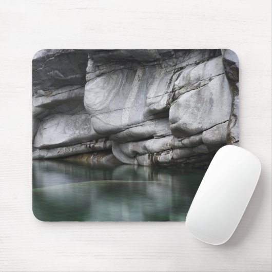Gerundete Felsen-Klippe durch Verzasca Fluss Mousepad (Mit Mouse)