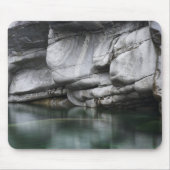 Gerundete Felsen-Klippe durch Verzasca Fluss Mousepad (Vorne)