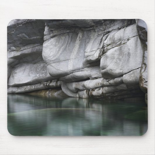 Gerundete Felsen-Klippe durch Verzasca Fluss Mousepad (Vorne)