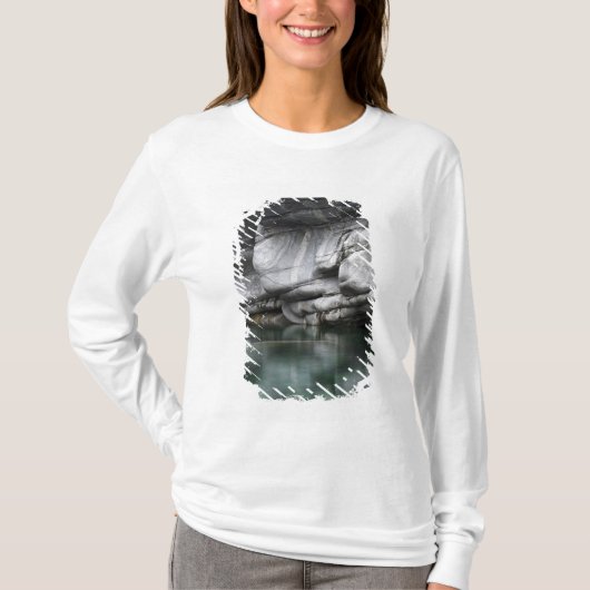 Gerundete Felsen-Klippe durch Verzasca Fluss T-Shirt (Vorderseite)