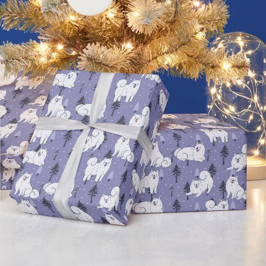 Gesällter Hund mit Schnee auf Pinienbäumen Hinterg Geschenkpapier (Feiertage)