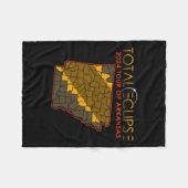 Gesamt Solar Eclipse Tour 2024 von Arkansas Fleecedecke (Vorderseite (Horizontal))