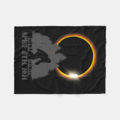 Gesamtes Solar Eclipse Sasquatch Artwork - Big Foo Fleecedecke (Vorderseite (Horizontal))