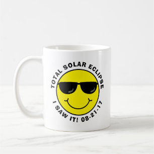 Gesamtsolareklipse cooles Emoji stellen gegenüber Kaffeetasse