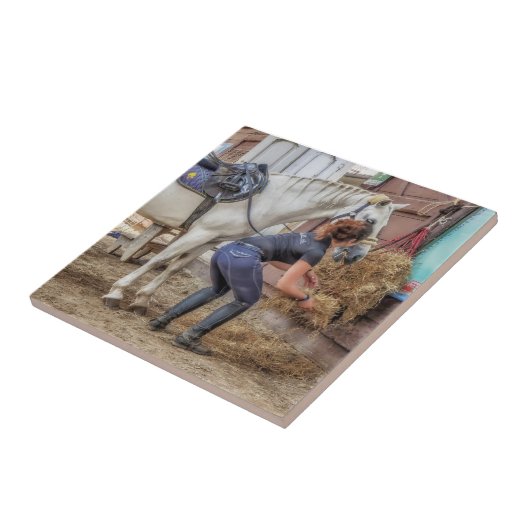 Gesatteltes Pferd am Füttern von Zeit Fliese (Seite)