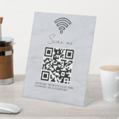 Geschäfts-WLAN-Netzwerk-QR-Code personalisiert Sockelschild (In SItu)