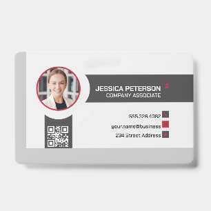 Geschäftsfrau lächelt   Unternehmen   QR-Code Ausweis