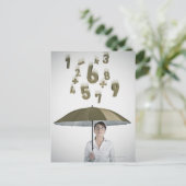 Geschäftsfrau unter einem Schirm mit Zahlen und Postkarte (Stehend Vorderseite)