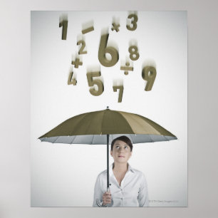 Geschäftsfrau unter Regenschirm mit Zahlen und Poster