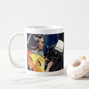Geschäftsführende Sekretärin tippt Brief im Vintag Kaffeetasse