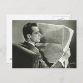 Geschäftsmann beim Lesen der Zeitung Postkarte (Vorne/Hinten)