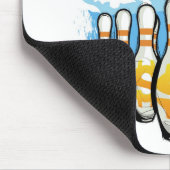 Geschäftsmann-Bowling eine Kugel in Richtung zu Mousepad (Ecke)