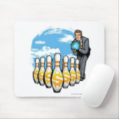 Geschäftsmann-Bowling eine Kugel in Richtung zu Mousepad (Mit Mouse)