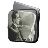 Geschäftsmann, der die Zeitung liest Laptopschutzhülle (Vorderseite Links)