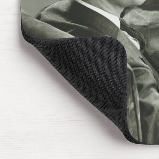 Geschäftsmann, der die Zeitung liest Mousepad (Ecke)