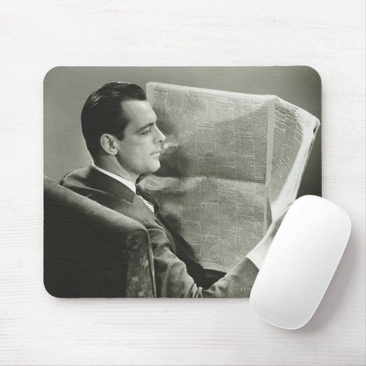 Geschäftsmann, der die Zeitung liest Mousepad (Mit Mouse)