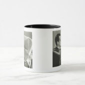 Geschäftsmann, der die Zeitung liest Tasse (Zentrum)