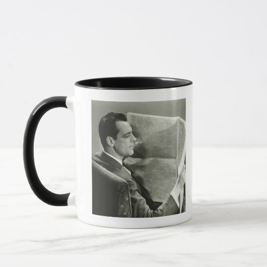 Geschäftsmann, der die Zeitung liest Tasse (Links)