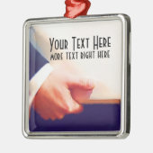 Geschäftsmann, der Laptop oder Planer hält Silbernes Ornament (Links)