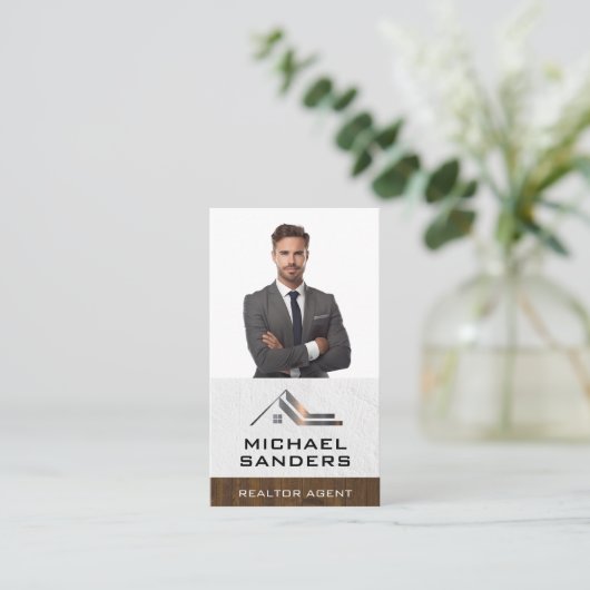 Geschäftsmann im Anzug lächelnd Visitenkarte (Stehend Vorderseite)