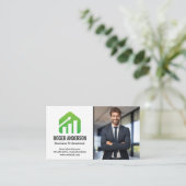 Geschäftsmann lächelt im Büro | Finanzielles Logo Visitenkarte (Stehend Vorderseite)