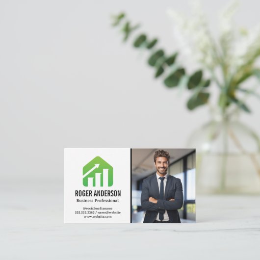 Geschäftsmann lächelt im Büro | Finanzielles Logo Visitenkarte (Stehend Vorderseite)