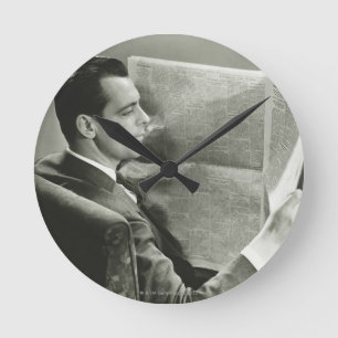 Geschäftsmann liest die Zeitung Runde Wanduhr