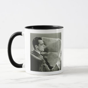 Geschäftsmann liest die Zeitung Tasse