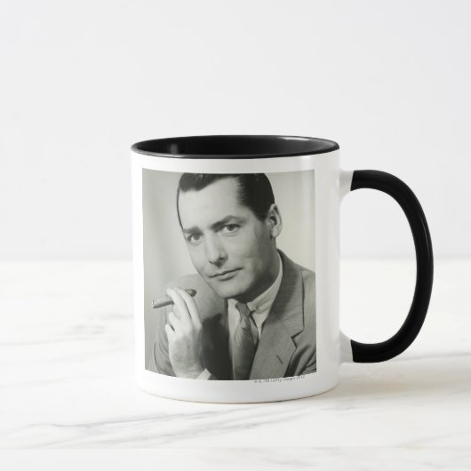 Geschäftsmann raucht Zigarre Tasse (Rechts)