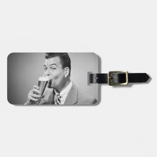 Geschäftsmann-trinkendes Bier Gepäckanhänger (Vorderseite horizontal)
