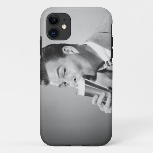 Geschäftsmann trinkt Bier Case-Mate iPhone Hülle (Rückseite)