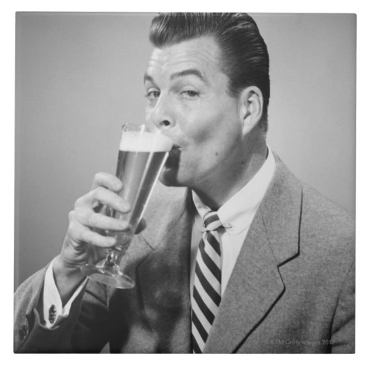 Geschäftsmann trinkt Bier Fliese (Vorderseite)