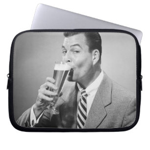 Geschäftsmann trinkt Bier Laptopschutzhülle