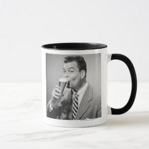 Geschäftsmann trinkt Bier Tasse