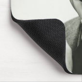 Geschäftsmann zeigt mousepad (Ecke)