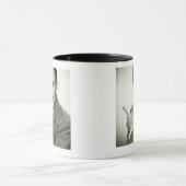 Geschäftsmann zeigt tasse (Zentrum)