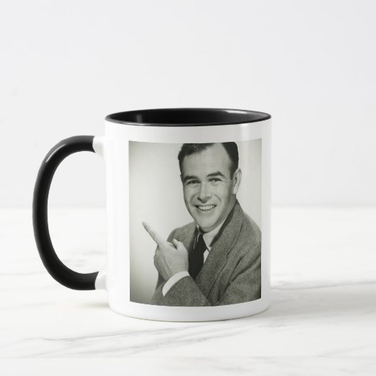 Geschäftsmann zeigt tasse (Links)