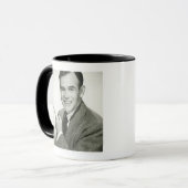 Geschäftsmann zeigt tasse (Vorderseite Links)