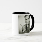 Geschäftsmann zeigt tasse (VorderseiteRechts)