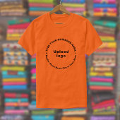 Geschäftsmarke im runden Muster Text über Orange T-Shirt